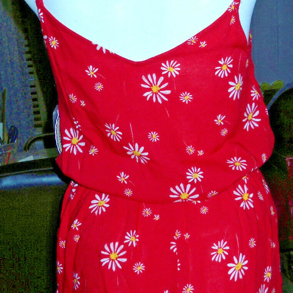 SO RED FLORAL ROMPER.‎ SIZE XS 100% RAYON - Picture 4 of 7